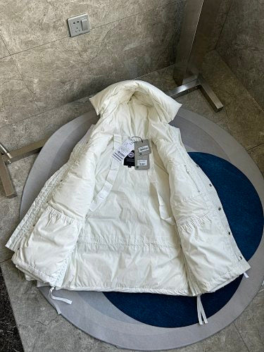 Canada Goose Expedition Parka – White (Limited Edition)